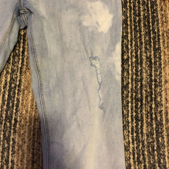 Old Navy Light Wash Jeans - Picture 4 of 6